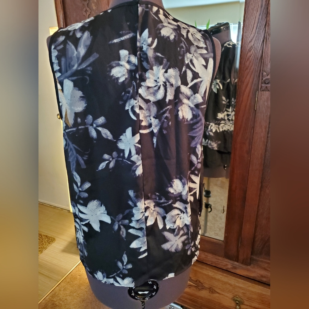 BCBG Maxazria Black White Floral Sleeveles Summer Top - Picture 4 of 8